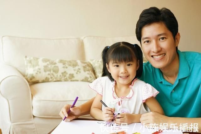 淡定|“最淡定爸爸”走红,任由俩孩子玩奶粉,网友家有矿吗