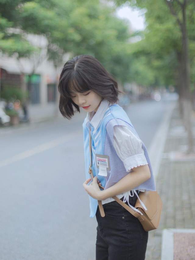 早秋|还在上学的女生可以这样穿,白色卫衣搭配百褶裙,款式百搭又休闲