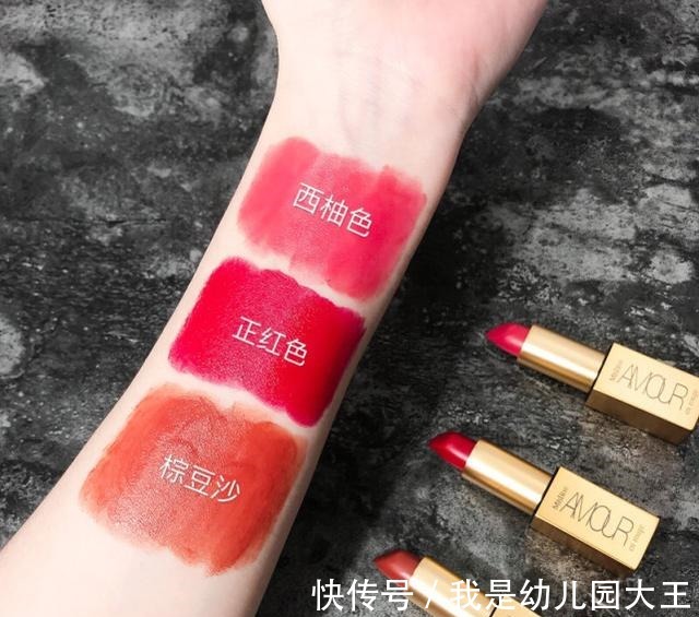 色号 化妆师建议涂口红不要用“嘴抿”,教你正确方法,不沾杯不掉色!