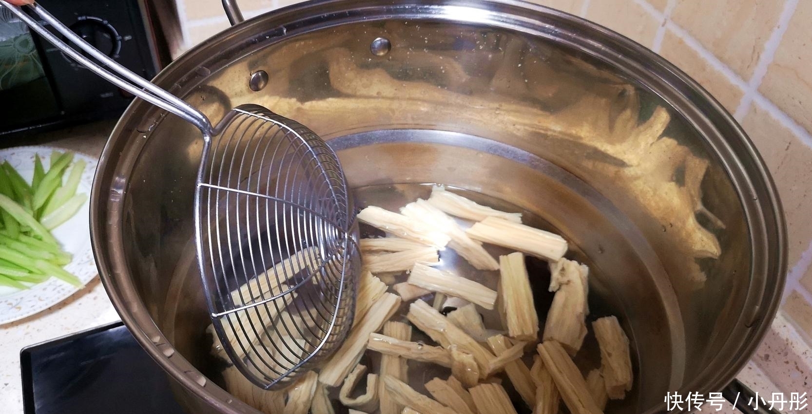 入适量|快过年了,教你这样做腐竹,爽口开胃,怎么都吃不够,比吃肉还香