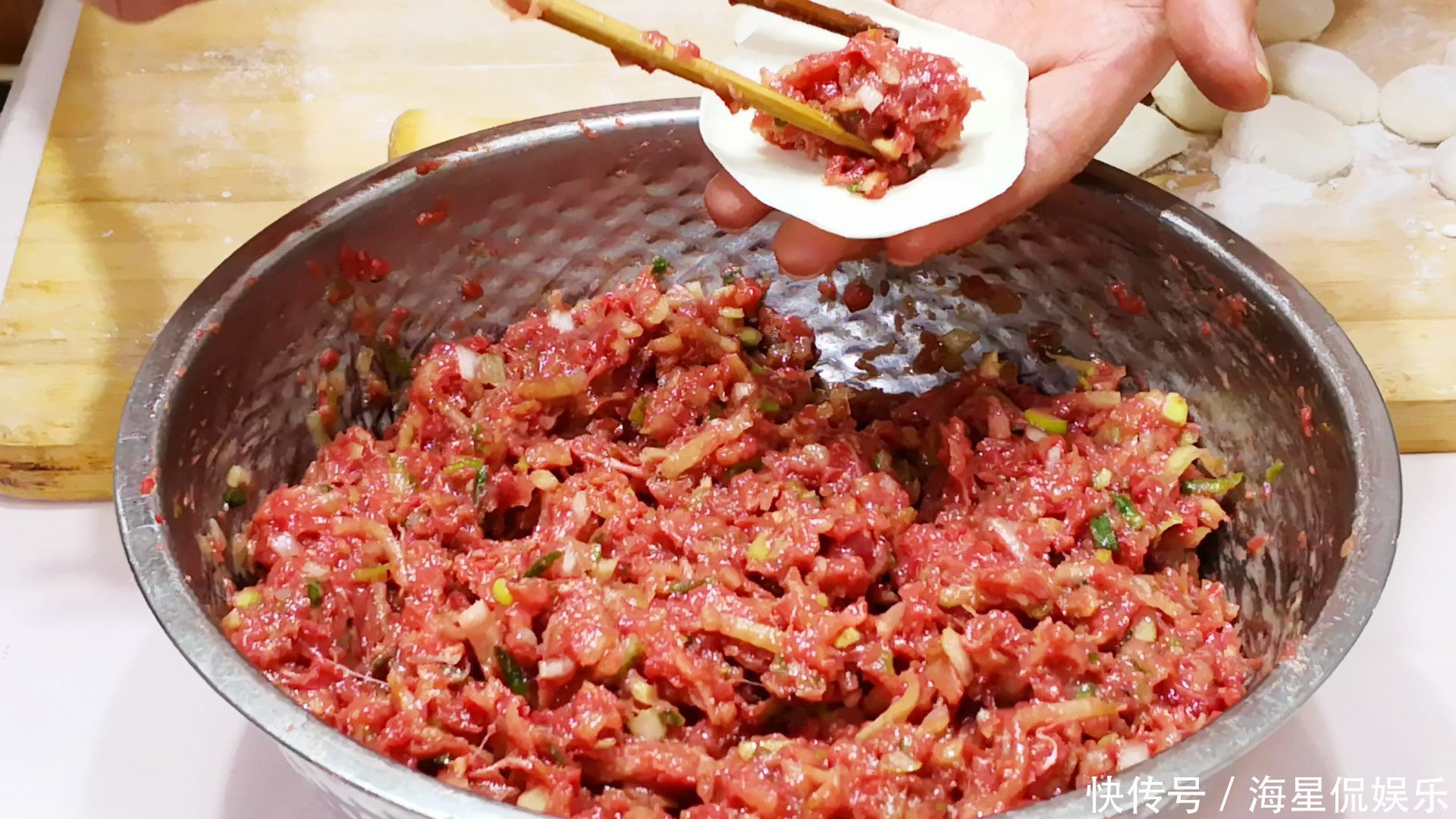 秘诀|调肉饺子馅,到底先加盐还是油大厨教你小秘诀,肉馅不柴更入味