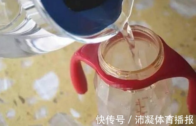 警告|6个月宝宝肠坏死,医生警告:2种辅食别再吃,奶粉顺序别颠倒