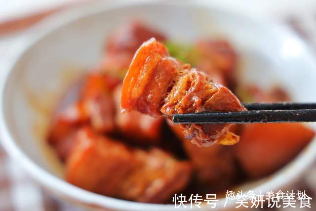 五花肉别红烧了，教你懒人吃法，一碗酱汁就搞定，鲜香入味