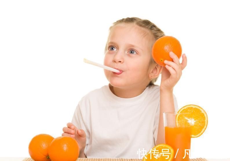 饮料|3岁以内的宝宝,家长尽量不要给喝果汁,没营养又加重负担