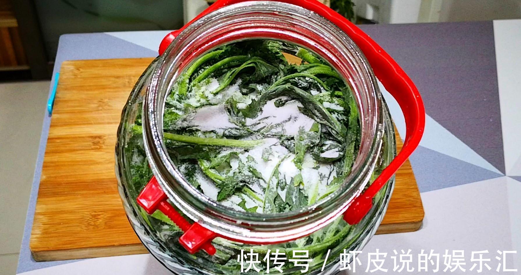 腌雪里蕻时,最忌直接加盐腌,用这个方法腌,味道香,特入味