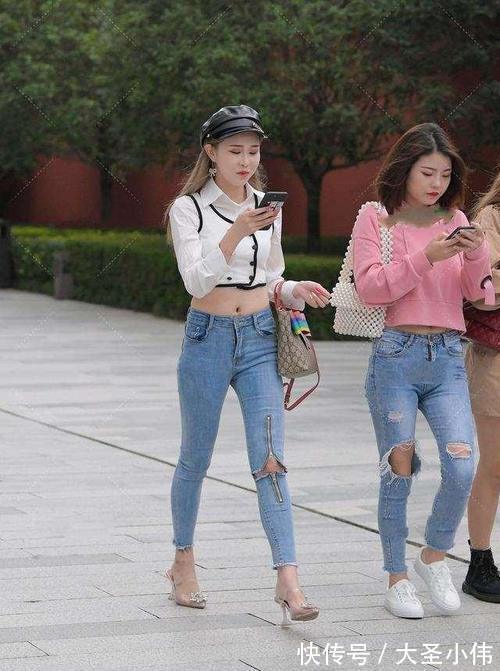 一字带|美女街拍:美女脚上搭配一双高跟凉鞋,穿出十分精致又俏皮的时尚感