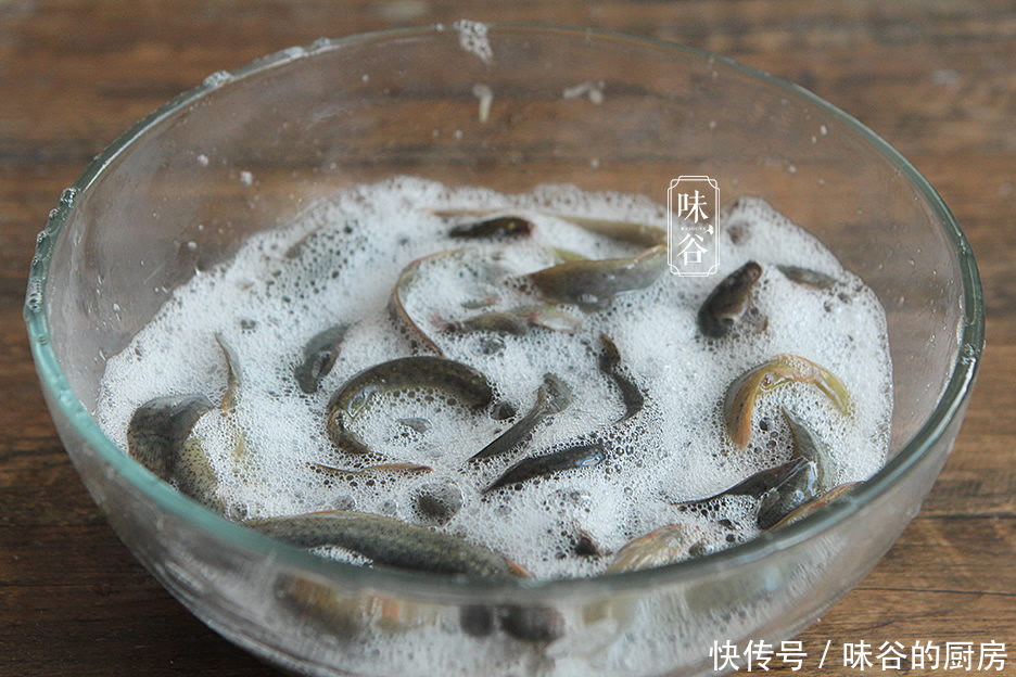 下饭|冬天，多给家人吃此这鱼，肉质细腻刺又少，简单焖一焖鲜香下饭