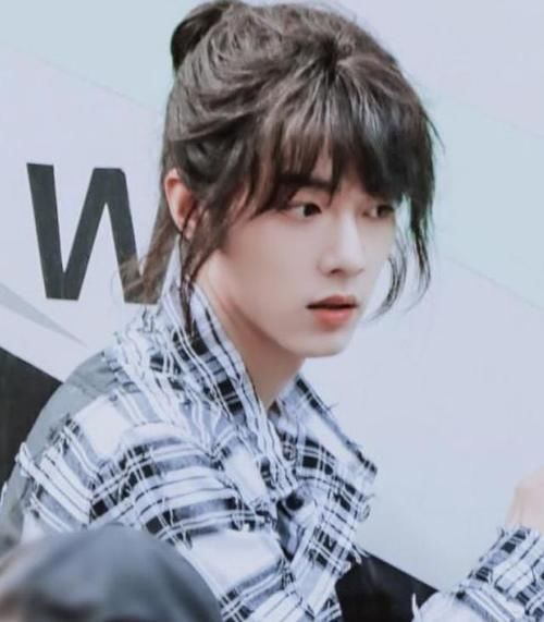 气质|偏分发型脸型消瘦,穿起联名卫衣,满满的男神气质!