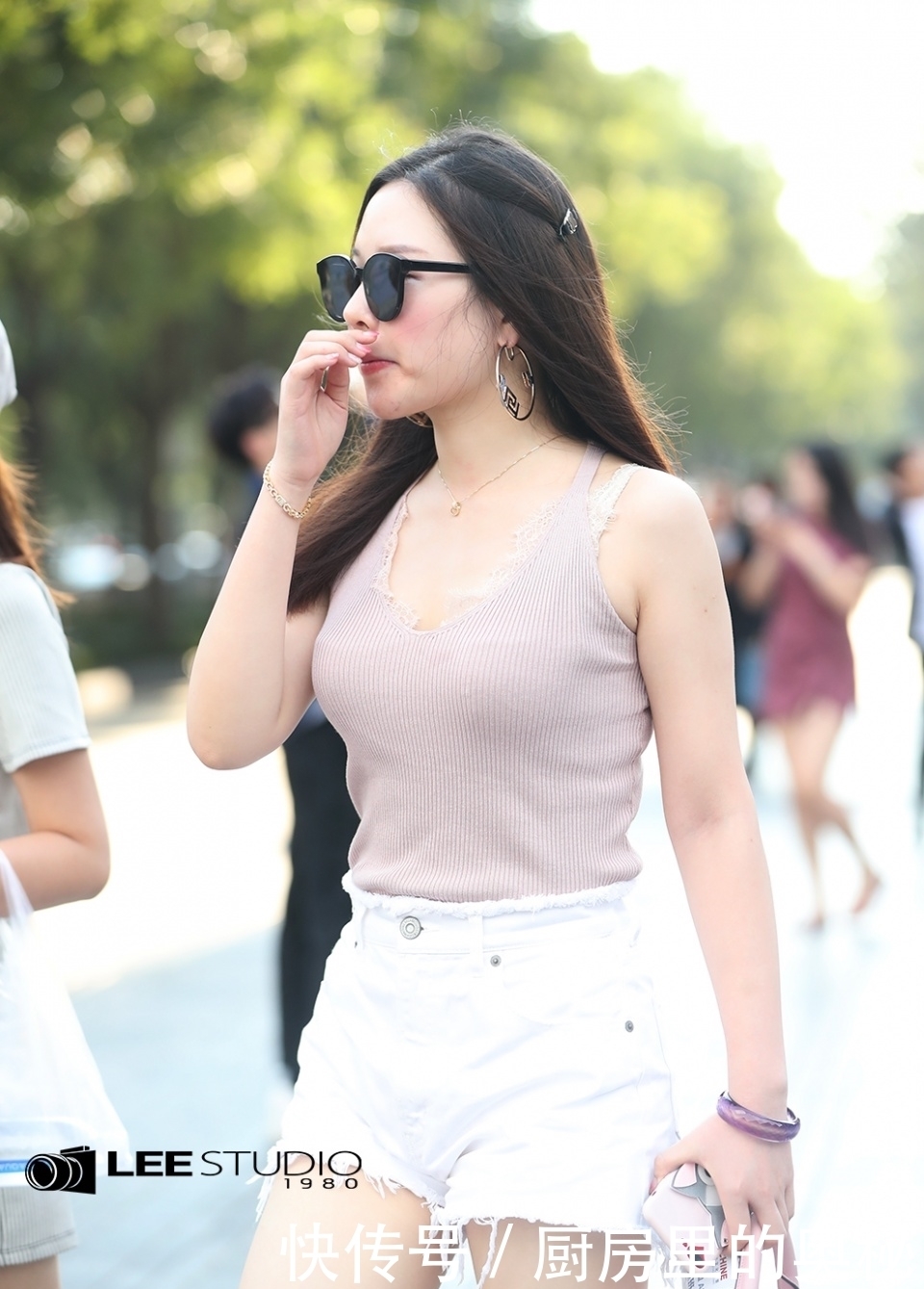 白色|街拍;发现白色的裤子搭配什么都显得很清新