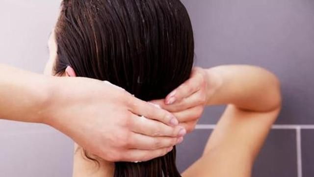 刷牙|五年连生四胎还不坐月子,如今感觉老了20岁,比大16岁丈夫还显老