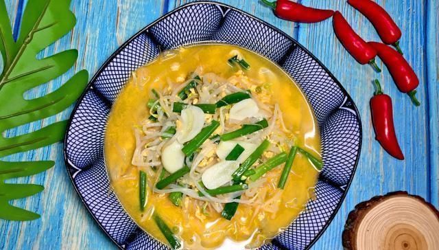 豆芽别再炒着吃加上它一起煮汤,汤汁金灿灿的,清爽口感真美味