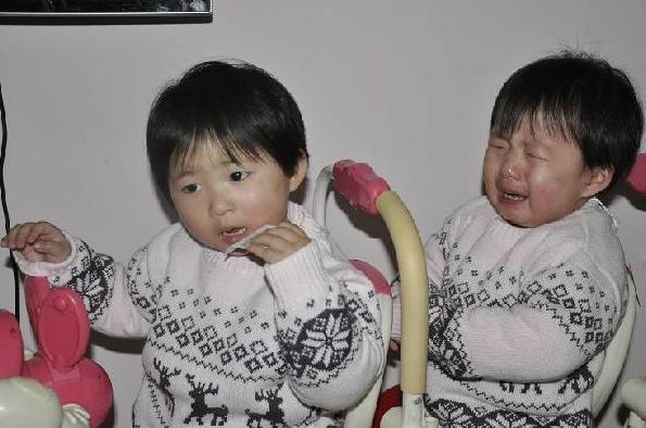 宝妈|孩子躺地上撒泼哭闹,奶奶只说了1句话,孩子就乖乖站起来了