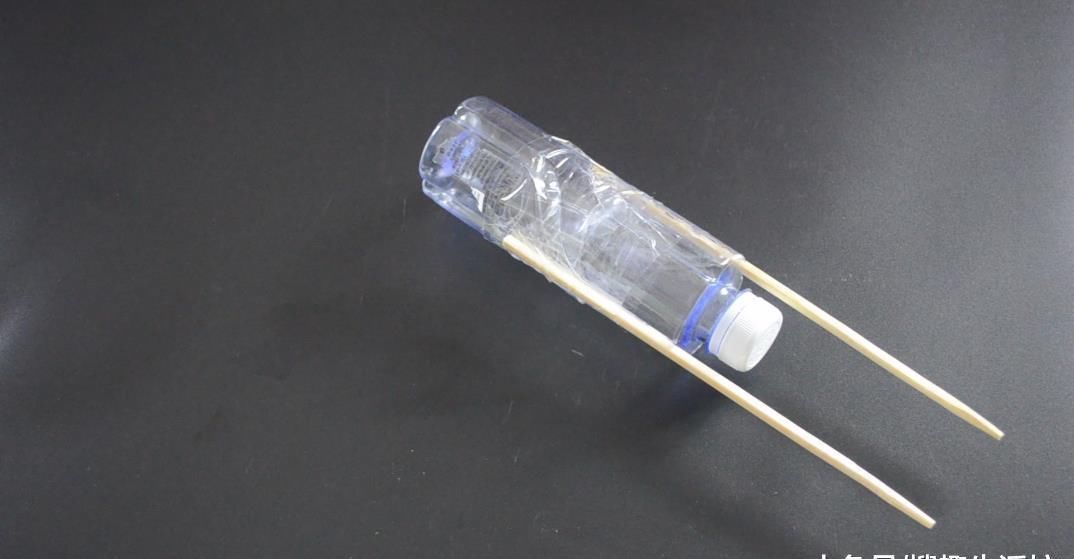 塑料瓶上绑2根筷子, 这个作用太棒了, 解决了很多家庭的烦恼