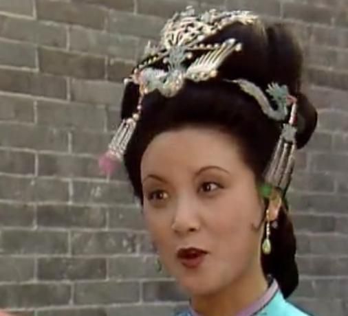 红楼梦&一个丫头的名字,刺激到王熙凤敏感的神经,她怒斥薛家太贪婪