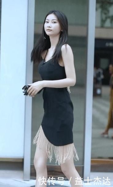 温柔|美女真是个时尚精,穿着吊带连衣裙露面,温柔中带着性感