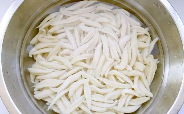 秋天,饺子面条靠边站,给家人做此面食,汤鲜美味还筋道,太香了