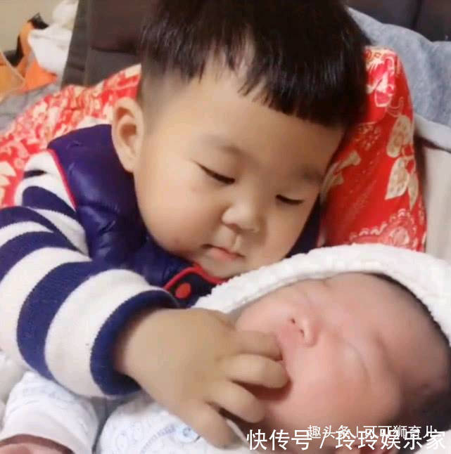 3岁哥哥正在看电视，听见3个月的妹妹哭声，接下来的画面好有爱
