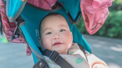 婴儿|婴儿是要经常抱着还是让他自己躺着好,父母要搞明白区别再带孩子