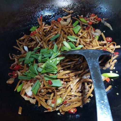 肉絲韭菜炒豆腐絲,簡單美味的家常菜,超級下飯