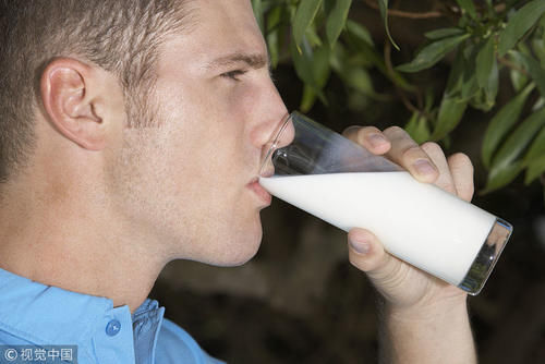 中年人如何遠離骨質疏松？日常多吃這2種食物，或能如愿