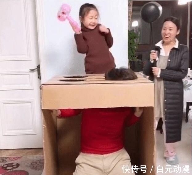 玩游戏|“地鼠奶爸”陪女儿玩游戏走红,最后妈妈那一下,女儿吓到闭眼