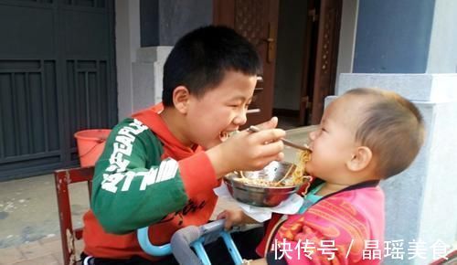 外婆|婴儿食用盐是越晚越好吗?真相和想象不同,超龄缺碘危害不小