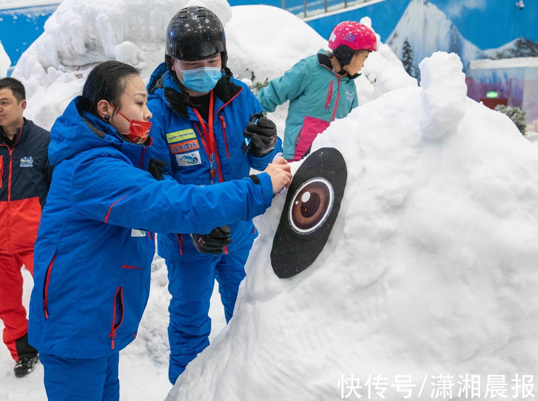 何彦|游客在欢乐雪域自制2米高“冰墩墩”