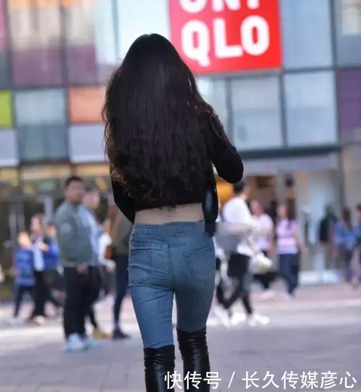 倾城|尝矜绝代色,复恃倾城姿出,黑色短款长袖针织衫的个性妩媚穿搭