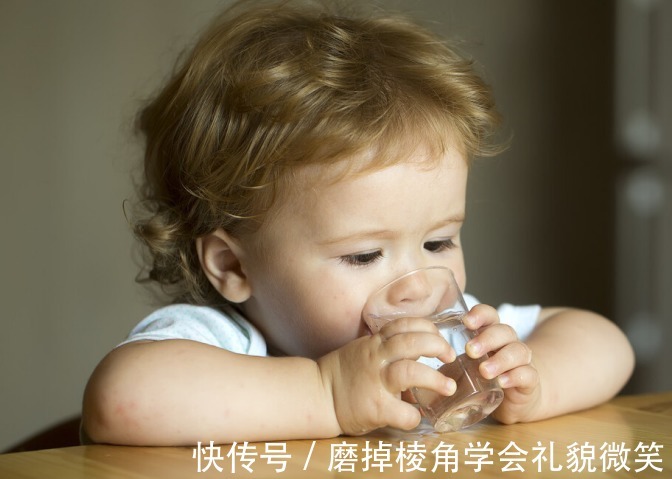 食物|立秋后，别再给宝宝这样喝水，容易脾虚积食，影响孩子发育和长个