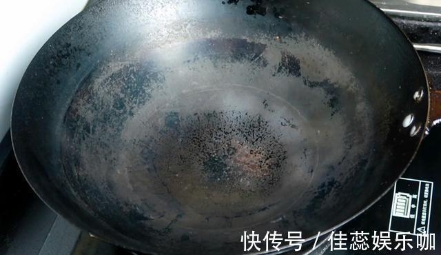 葱爆羊肉在家怎么做羊肉鲜嫩甘香、大葱脆嫩!大厨教你正确做法