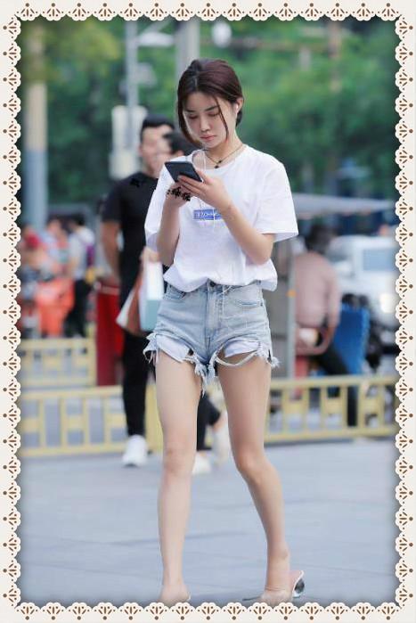 街拍;这种牛仔短裤布料差劲,线头太多了,建议换新的穿