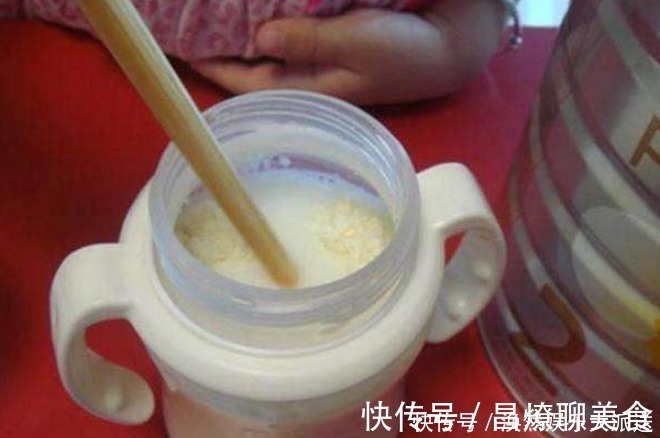 小梅|冲奶粉先加奶粉还是先加水宝妈一个错误行为,导致宝宝肠坏死