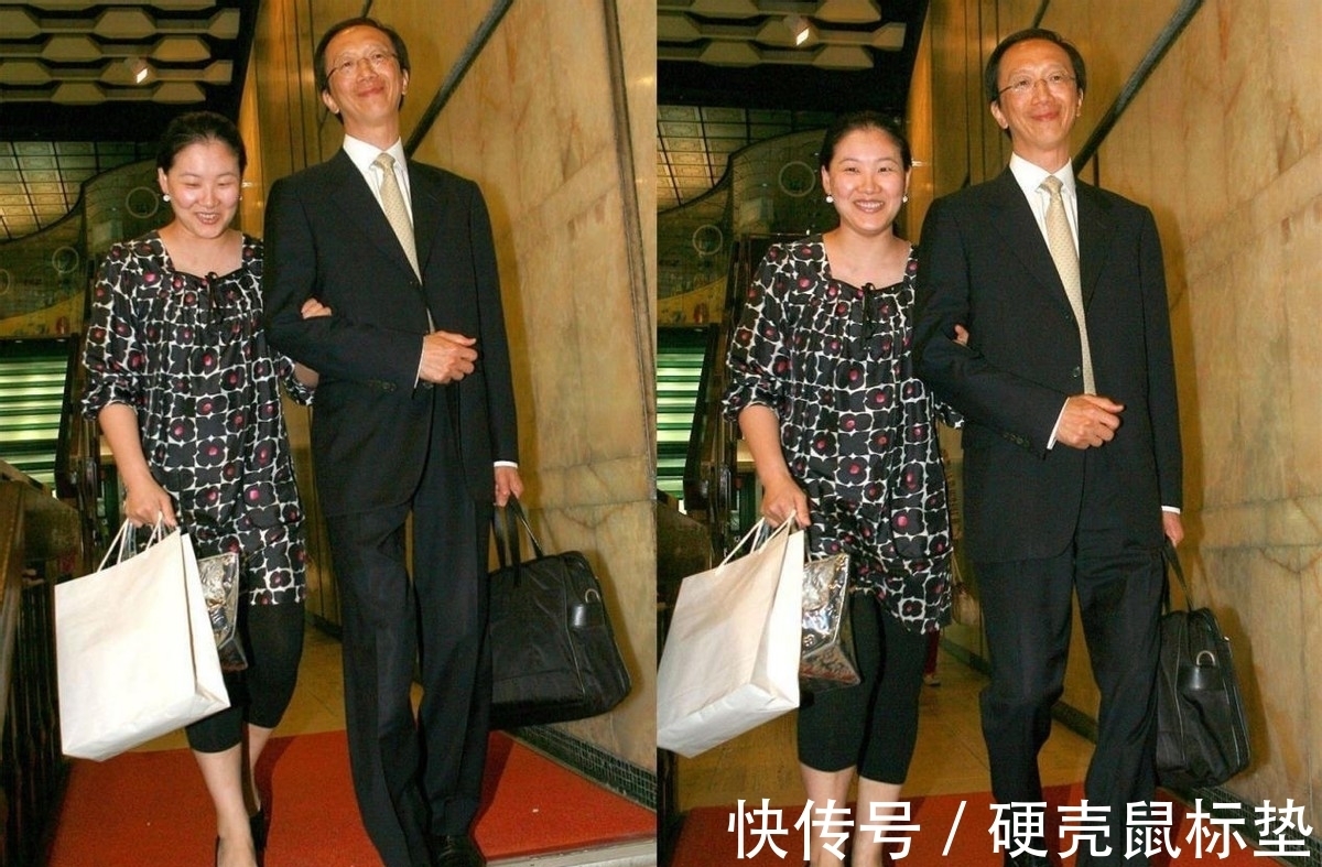 深色系 伏明霞真不像阔太太,站在老公身边穿得挺朴素,深色穿搭真低调