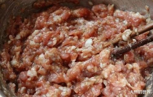  白菜|所以白菜做馅时，这就是调馅前多做的一步，饺子不出水好包，鲜香多汁