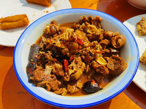 賓客們|參加農(nóng)村二舅60歲壽宴，隨了500元祝壽，18道菜剩大半：不敢恭維