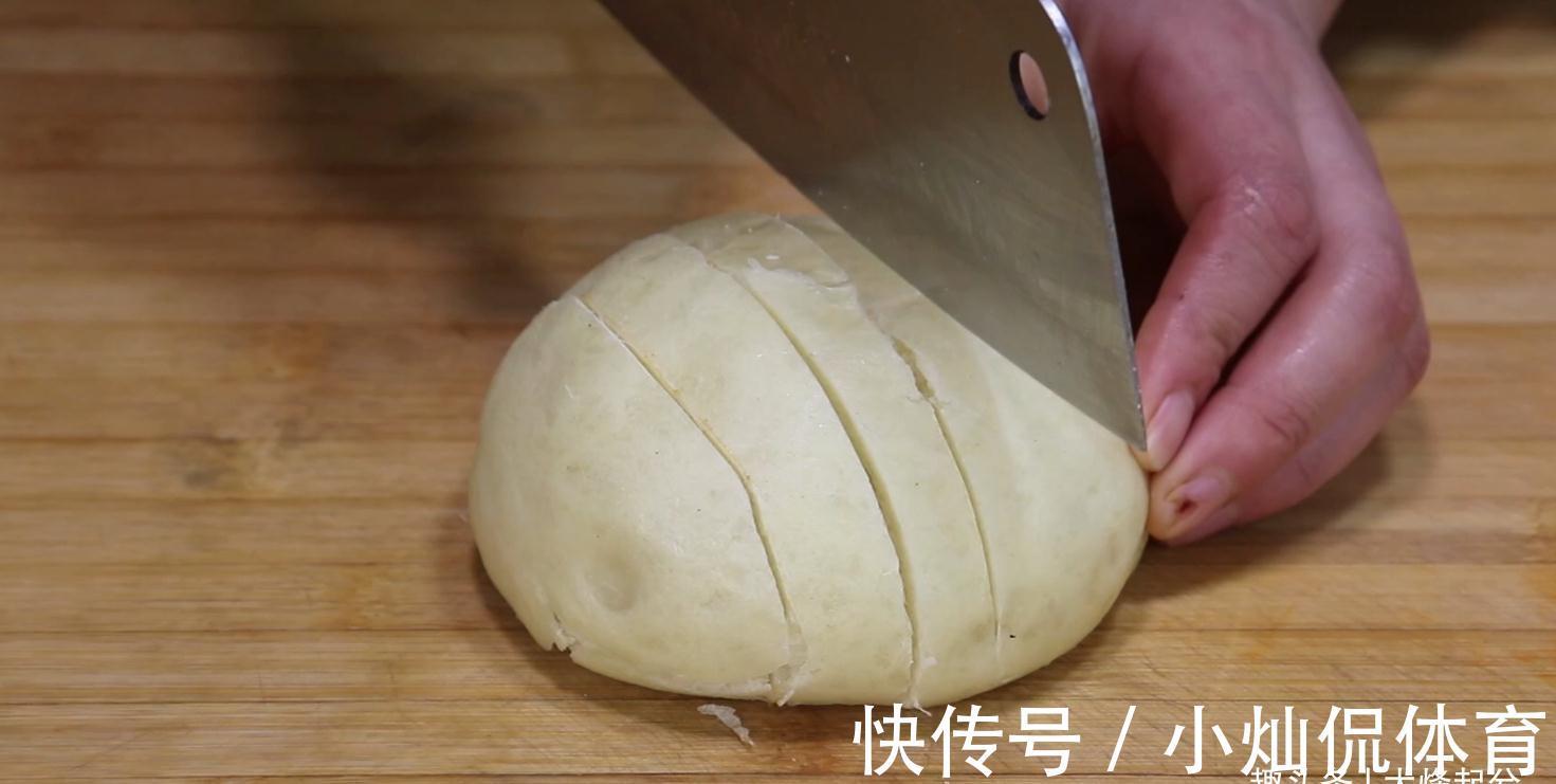 做法|孩子最馋的馒头做法,加2个鸡蛋,比面包还好吃,刚上桌就没了