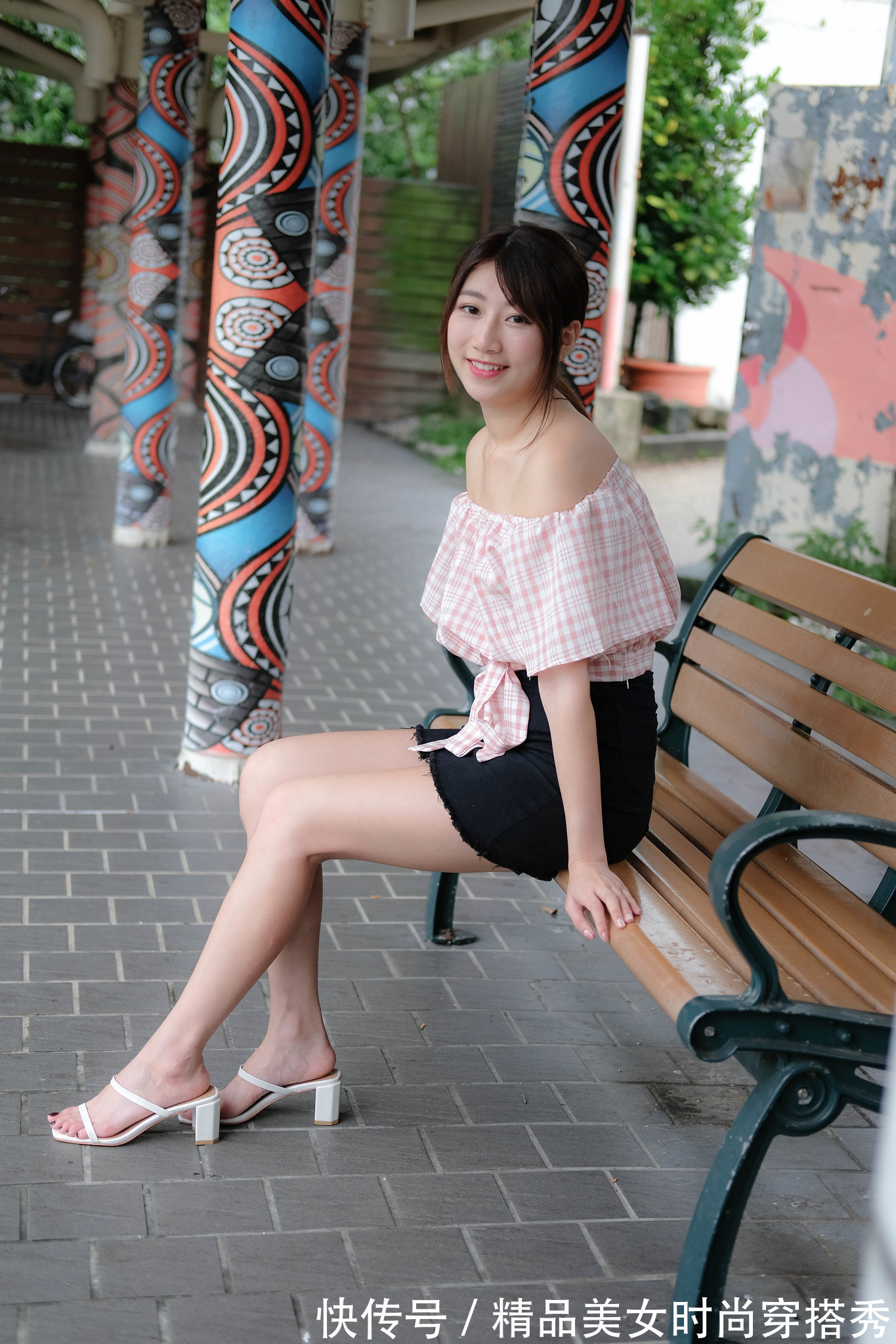 一字 粉白格子上衣,温柔甜美,一字肩的款式,性感迷人