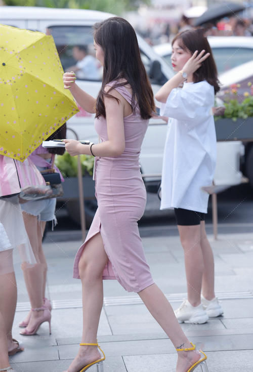 街拍：针织连衣裙穿上很有气质，浅粉色的针织连衣裙穿上很温婉