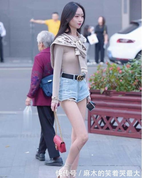 斗篷 灰色长袖搭配浅色牛仔裤,清新可爱,个性十足!