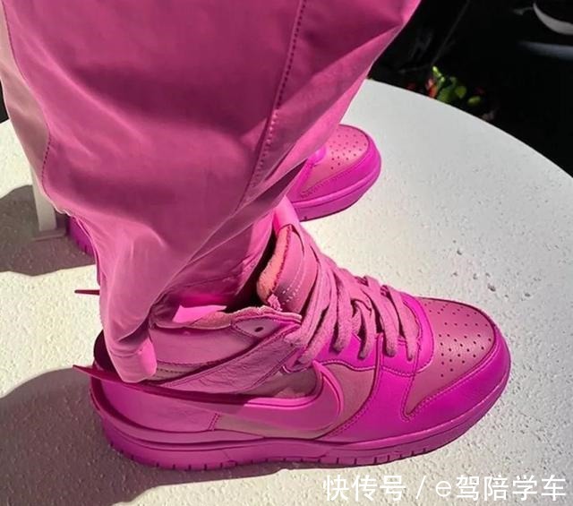 华莱士 说要给女神买这双鞋,她竟然主动给了我电话和地址……!