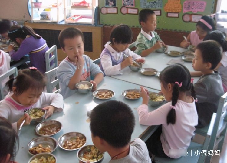 宝宝|幼儿园能吃2大碗，回家就到处追着喂饭，宝妈突袭幼儿园后明白了