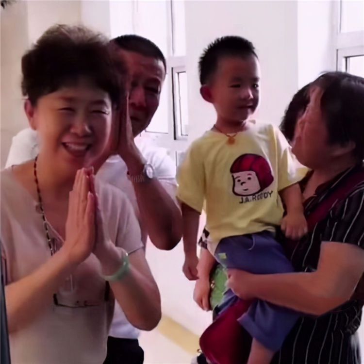 老人|儿媳二胎生下孙女,爷爷奶奶笑得合不拢嘴,孙子:是我够不可爱吗