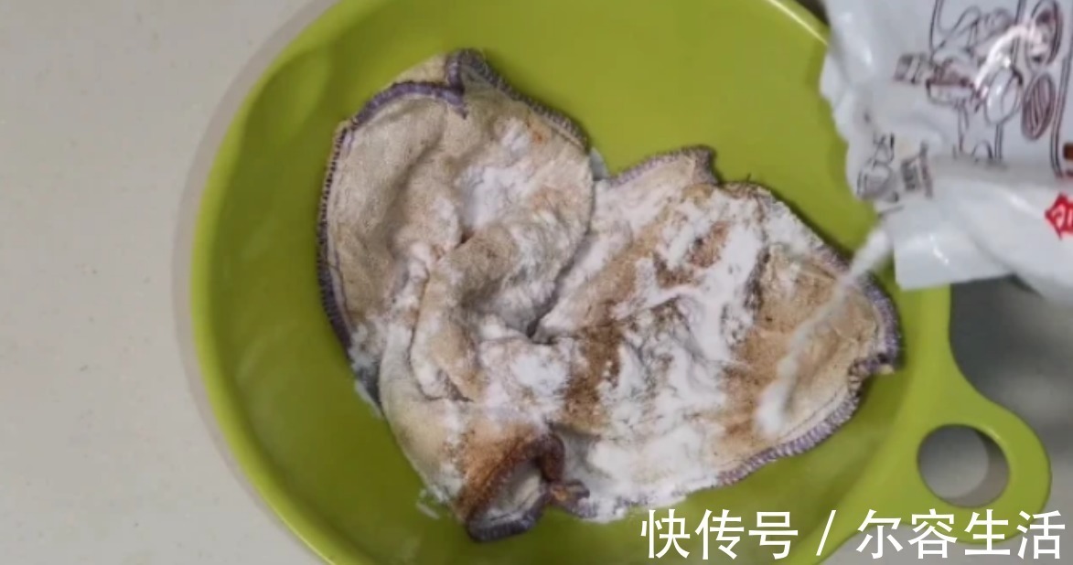 洗毛巾,只需水中撒一点,不管多脏多旧的毛巾,洗出来干净又柔软