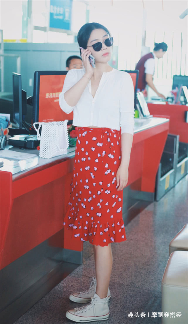 辣妈|减龄十足的白色帆布鞋才是夏季首选,轻松美回初恋,好生喜欢