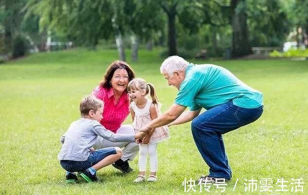 奶奶|90岁太奶奶缝被子,小重孙在一旁撒娇捣乱,网友:这才是天伦之乐