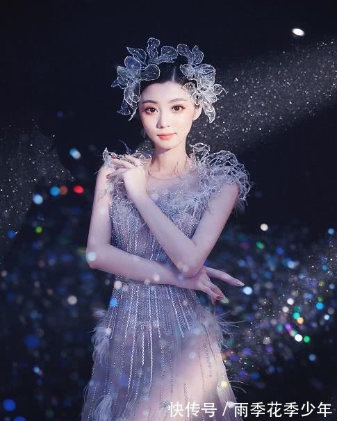 镜头|“王牌女郎”费费火了,得知她的真实身份,网友:难怪镜头这么多