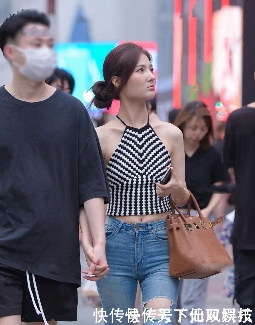 可别小看了“破洞裤”,减龄又时髦,中年女士爱不释手