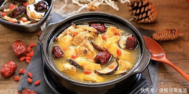 鸡汤|这几天降温了,炖上一锅红枣鸡汤,暖胃暖身更暖心