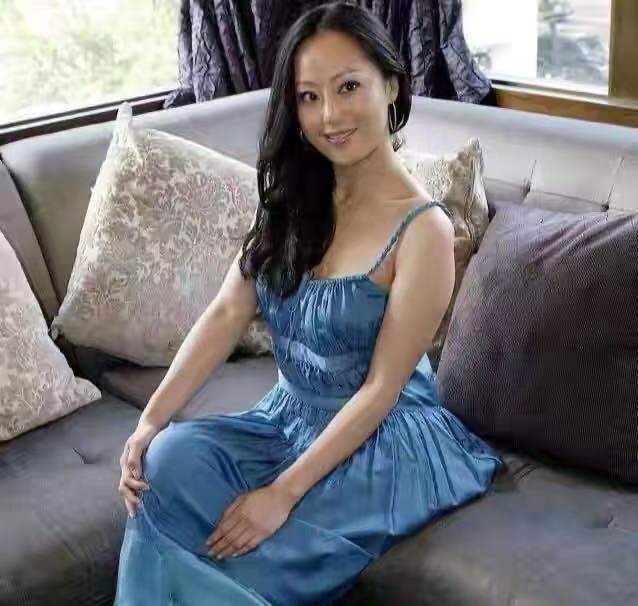 章小蕙真会穿！微胖身材穿大红裙显得高级贵妇感，不愧是名媛本媛