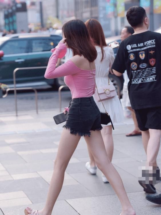 这位小姐姐，穿的衣服真“粉”呀